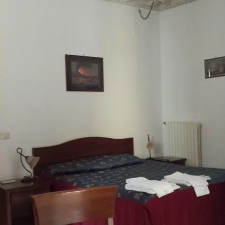 Miseria E Nobilta' 3* נאפולי