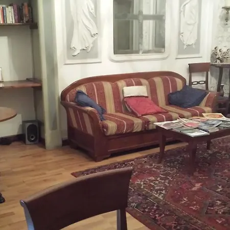 Miseria E Nobilta' לינה וארוחת בוקר