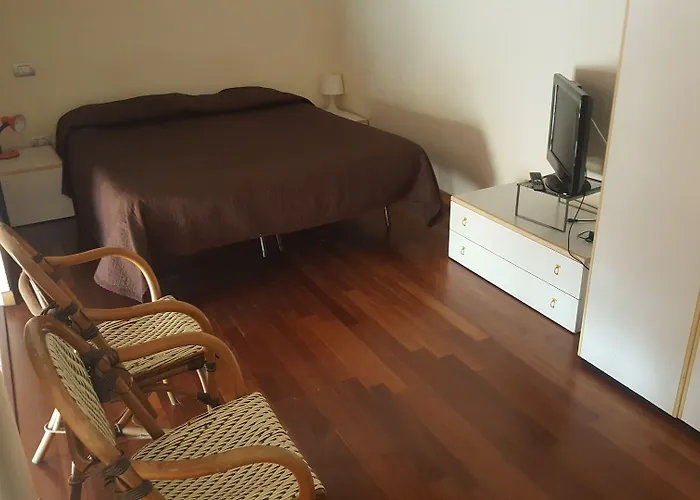 Miseria E Nobilta' Неаполь