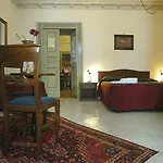 Miseria E Nobilta' Couette-café 3*