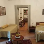 Miseria E Nobilta' Couette-café